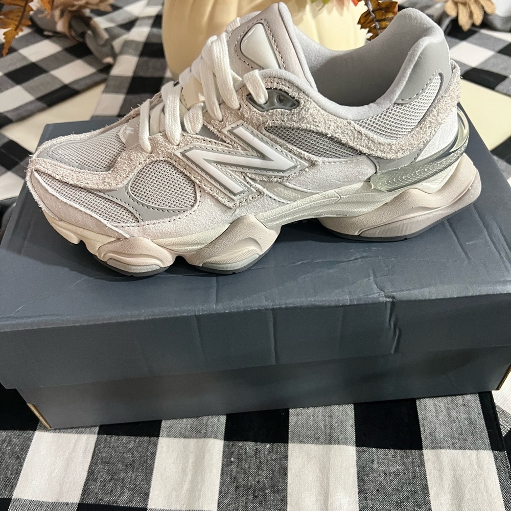 New Balance 9060 grey grey SIZE 7